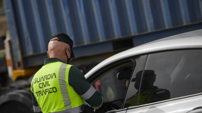 Un Guardia Civil de Tráfico pide la documentación durante un control en la carretera R5 km 20, en Madrid (España).