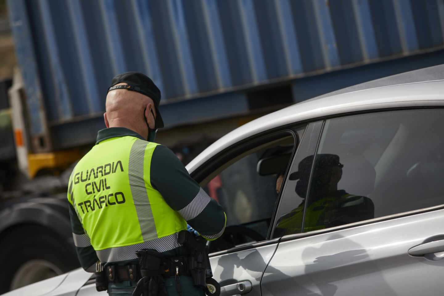 Un Guardia Civil de Tráfico pide la documentación durante un control en la carretera R5 km 20, en Madrid (España).