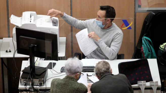 Un trabajador de la Oficina de la Agencia Tributaria en la Calle Guzmán el Bueno (Madrid).