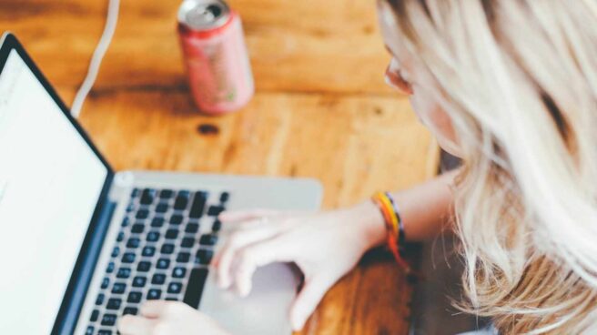 La jornada de 4 días supone diferentes problemas para las empresas Una chica trabaja delante de un ordenador portátil