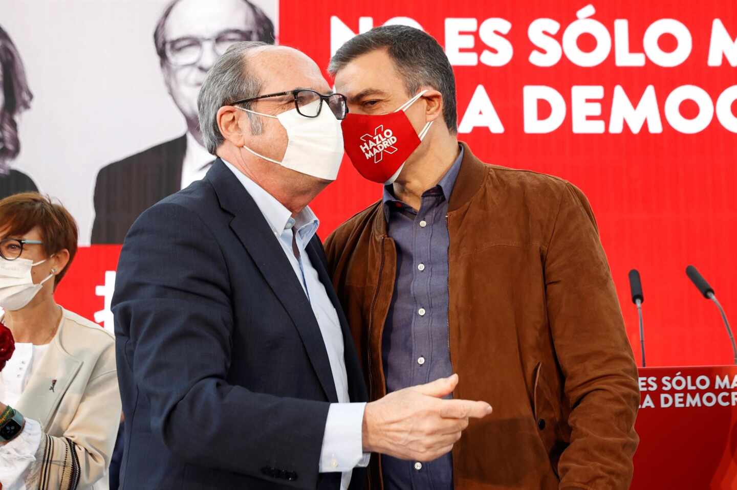 Pedro Sánchez susurra a Ángel Gabilondo durante un mitin del PSOE en Getafe.