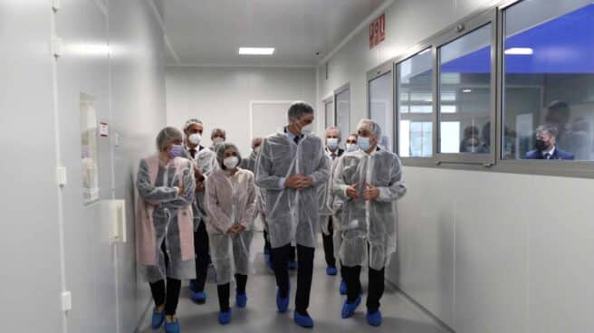 Pedro Sánchez visita la sede de la farmacéutica Hipra.