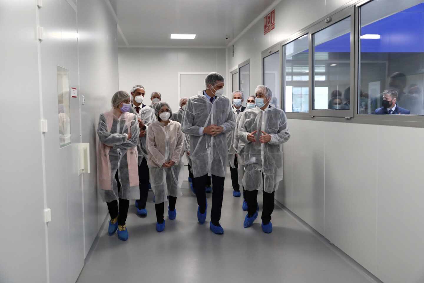 Pedro Sánchez visita la sede de la farmacéutica Hipra.