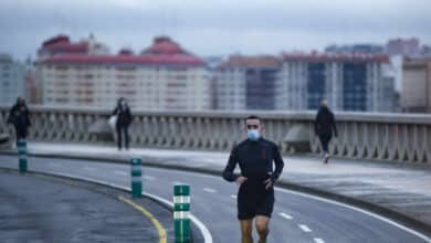 Arritmias y neumotórax: los riesgos de correr con mascarilla, según un estudio