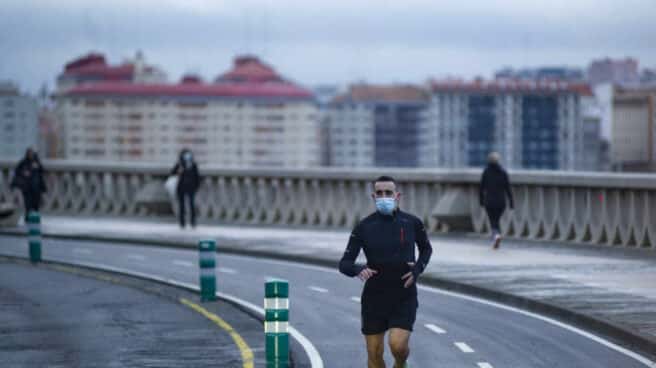 Arritmias y neumotórax: los riesgos de correr con mascarilla, según un estudio Una persona corre en solitario y con mascarilla un día en Galicia.