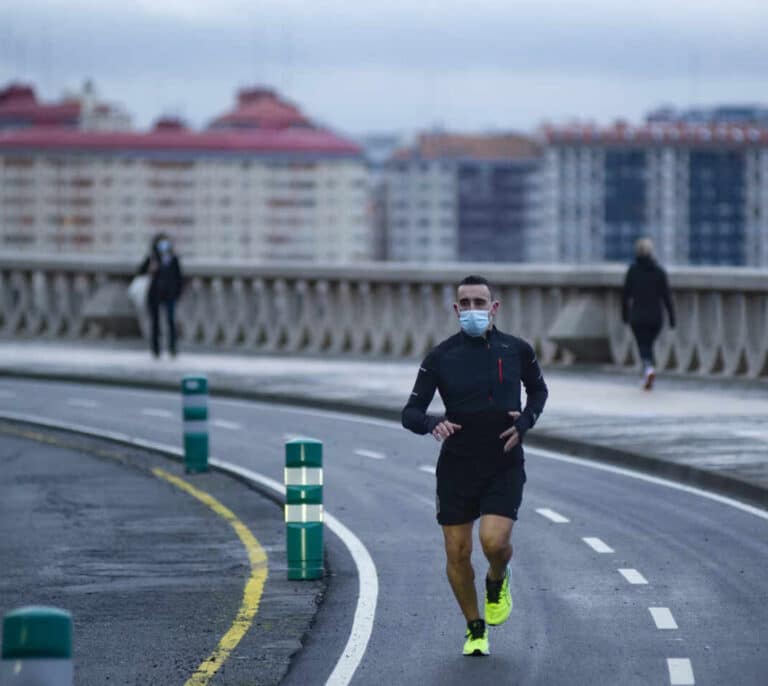 Arritmias y neumotórax: los riesgos de correr con mascarilla, según un estudio