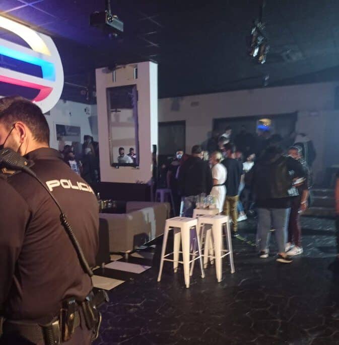 Desalojan una fiesta de madrugada en un pub de Sevilla con 57 personas sin mascarillas y con drogas