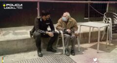 El gesto viral de un policía: se sienta a acompañar a un enfermo de Alzheimer desorientado