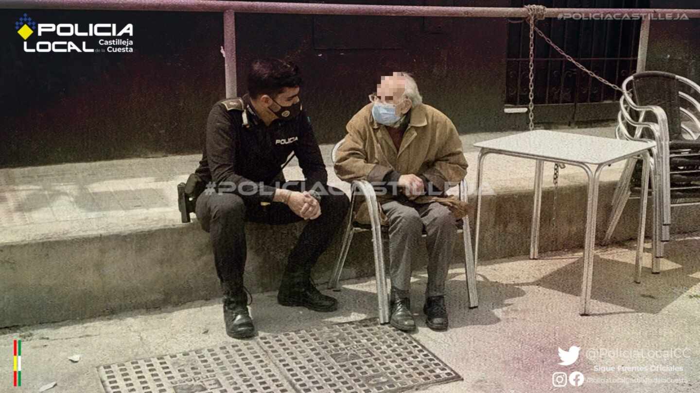 Policía Local sentado junto al anciano con Alzheimer