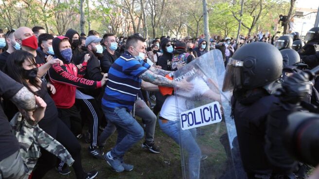 Manifestantes se enfrentan a la Policía durante el mitin de Vox en Vallecas.