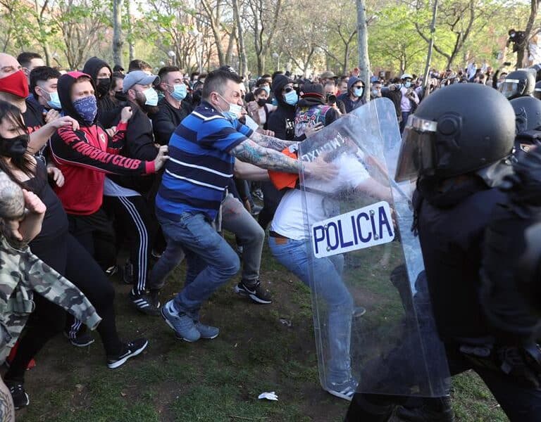 Ayuso traslada "todo su apoyo" a Vox tras los "ataques intolerables sufridos en Vallecas"