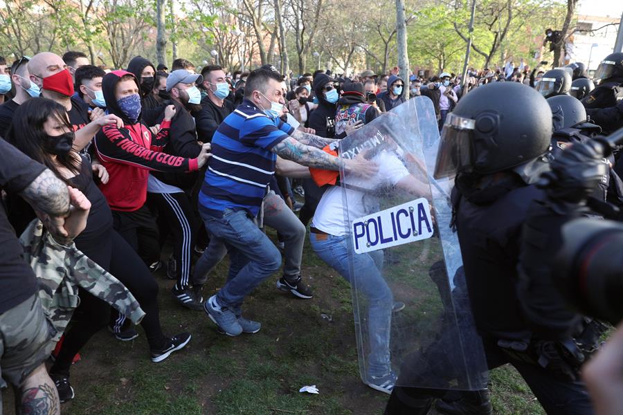 Manifestantes se enfrentan a la Policía durante el mitin de Vox en Vallecas.