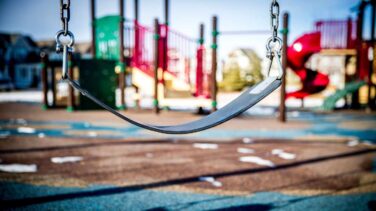 Un policía salva la vida a un niño de dos años tras caerse de un columpio en Madrid