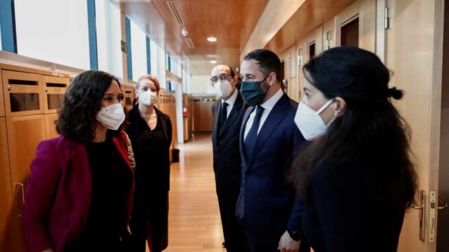 Fotografía de archivo. La presidenta de la Comunidad de Madrid conversa con Santiago Abascal y Rocío Monasterio