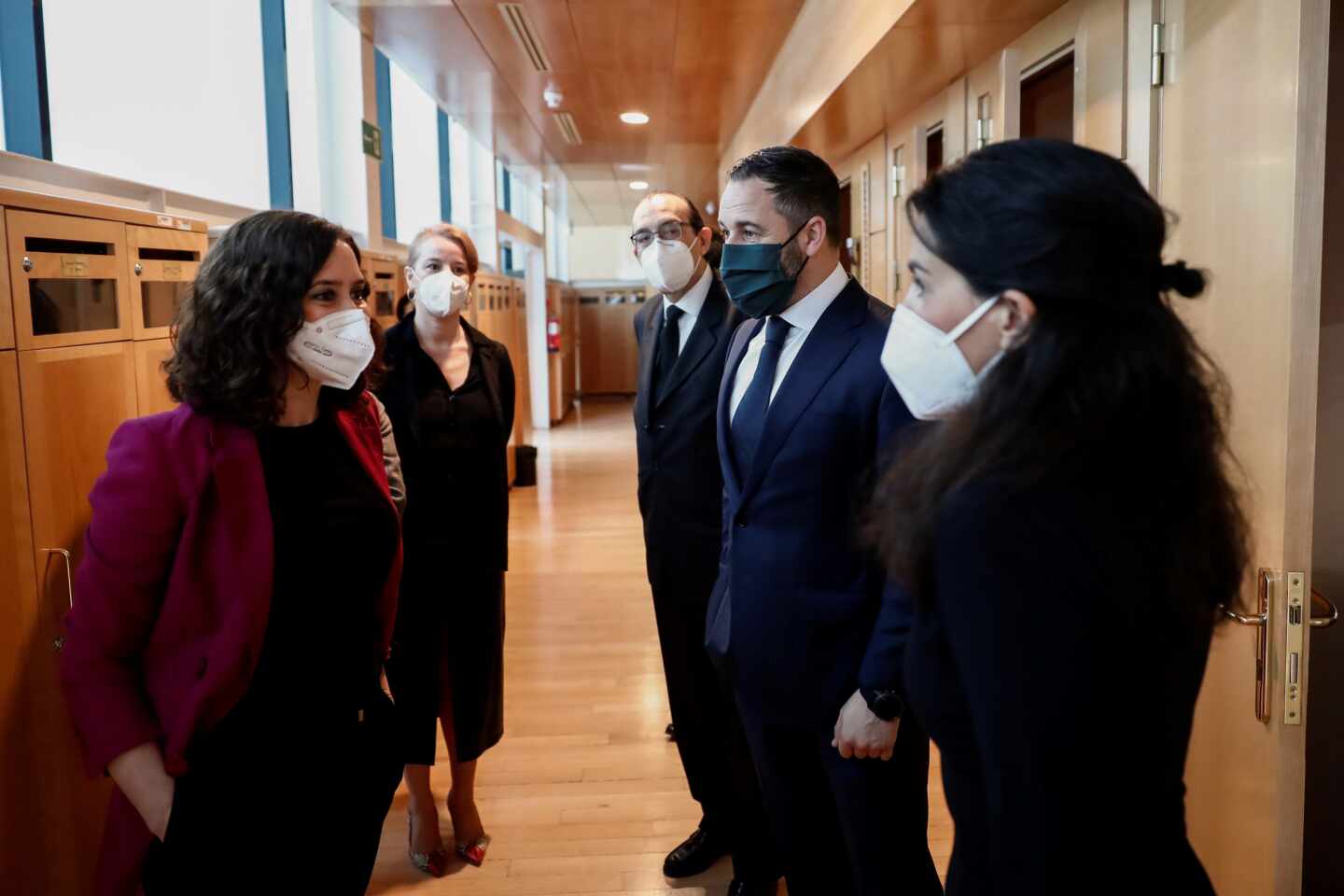 Fotografía de archivo. La presidenta de la Comunidad de Madrid conversa con Santiago Abascal y Rocío Monasterio