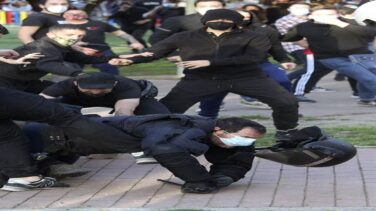 Detenido el joven de 21 años que pateó a un policía en el acto de Vox en Vallecas