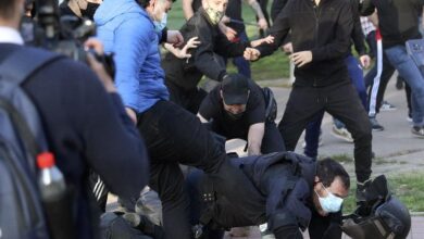 Violencia contra la Policía en Vallecas: un agente pateado en el suelo con el casco por los aires