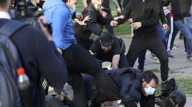 Radicales patean a un policía en el suelo durante el mitin de Vox en Vallecas. Radicales patean a un policía en el suelo durante el mitin de Vox en Vallecas.