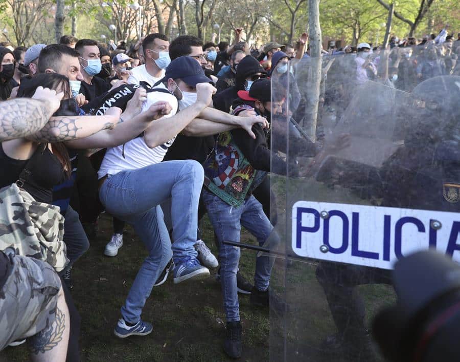 Manifestantes tratan de boicotear el acto de Vox en Vallecas.