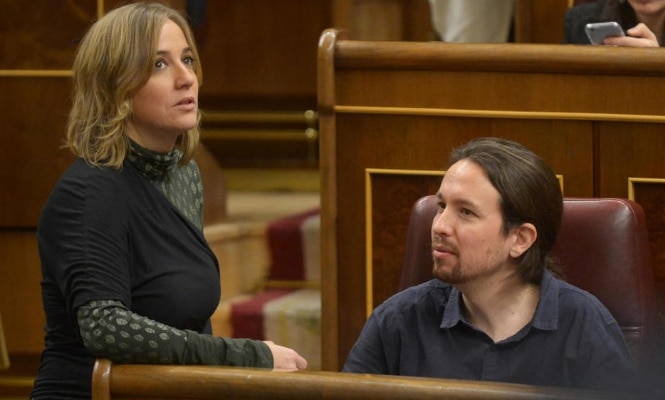 Fotografía de archivo. Tania Sánchez y Pablo Iglesias en el Congreso.