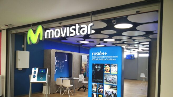 Tienda de Telefónica, que ha disparado sus ingresos por venta de teléfonos Una tienda de Movistar en un centro comercial de Madrid