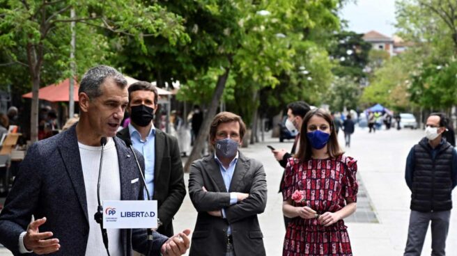 Toni Cantó, en un acto del PP por el Día del Libro junto a Pablo Casado, José Luis Martínez-Almeida y Andrea Levy.