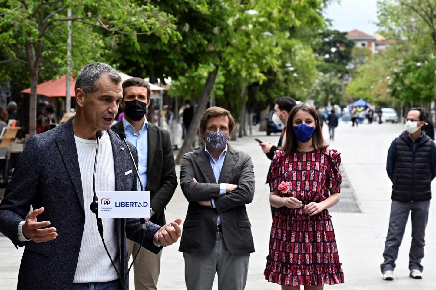 Toni Cantó, en un acto del PP por el Día del Libro junto a Pablo Casado, José Luis Martínez-Almeida y Andrea Levy.