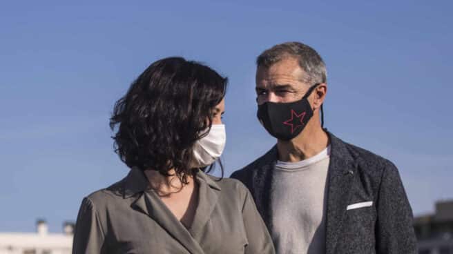 Representantes del PP madrileño visitan el barrio de Sanchinarro La presidenta de la Comunidad de Madrid y candidata a la reelección, Isabel Díaz Ayuso (i) y el candidato número 5 a las elecciones de la Asamblea de Madrid, Toni Cantó.