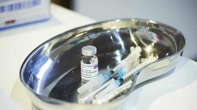Un vial con la vacuna de AstraZeneca, en un dispositivo de vacunación masiva frente al Covid-19.