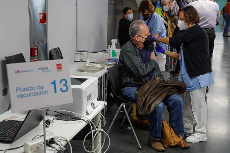 Un ciudadano recibe la vacuna contra el coronavirus en el Wizink Center.