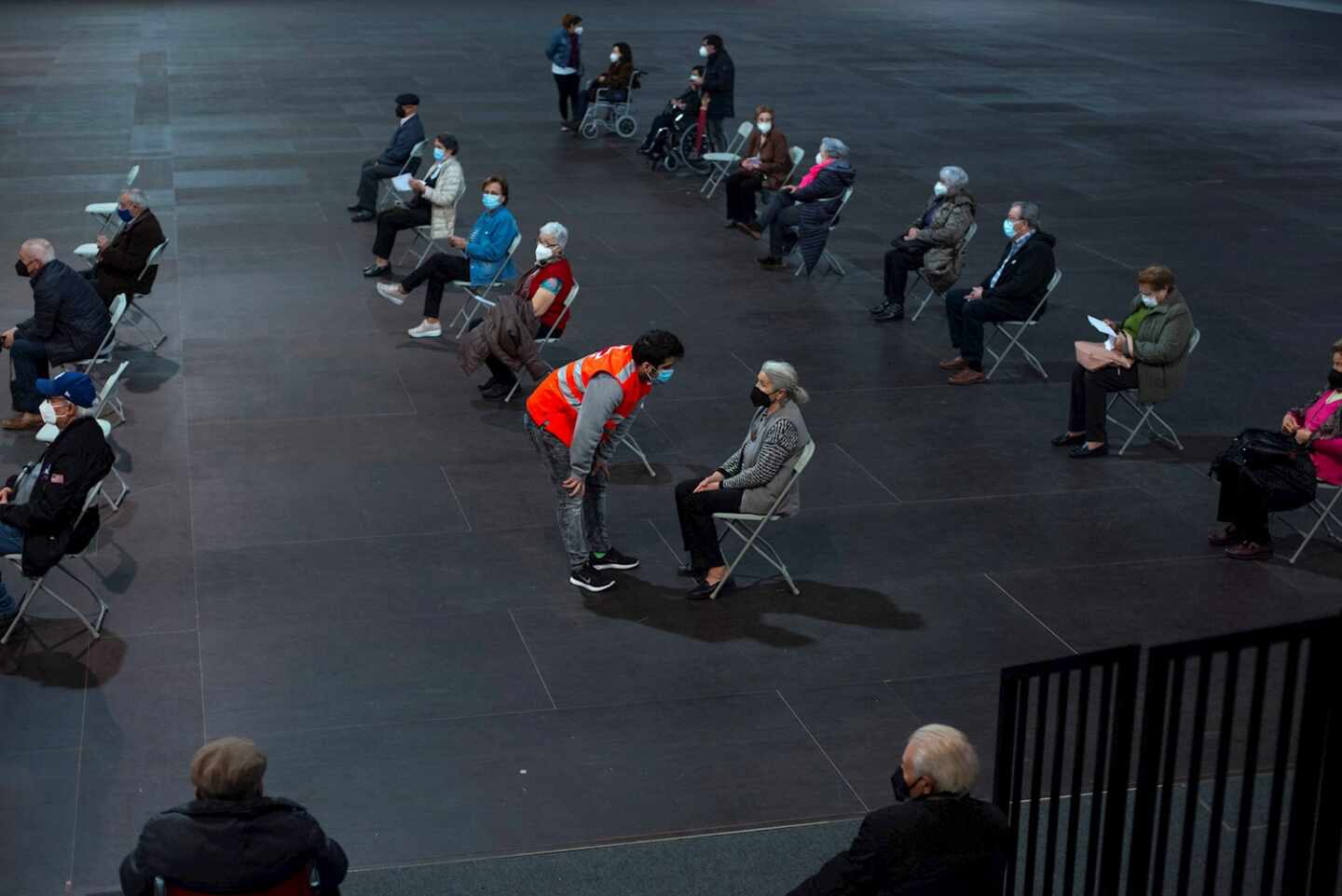 Decenas de personas esperan para recibir la vacuna de Pfizer durante la campaña de vacunación masiva que se lleva a cabo estos días en el recinto ferial Expourense.