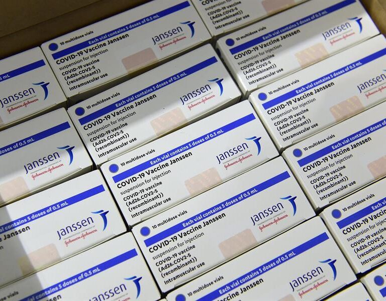 Sanidad repartirá mañana a las comunidades las primeras vacunas de Janssen