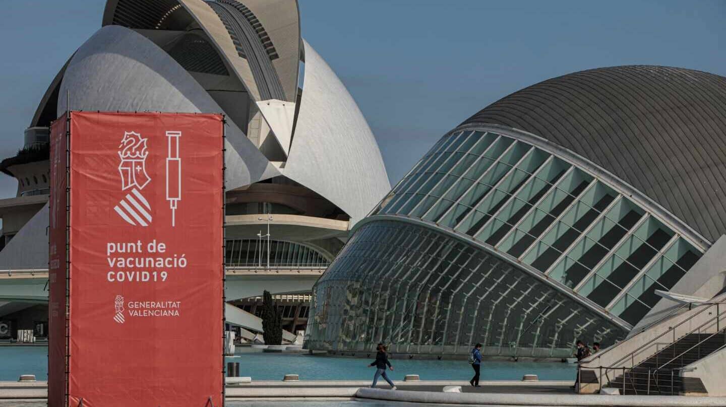 Vista general del punto de vacunación masiva de Valencia situado en la Ciudad de las Artes y las Ciencias.