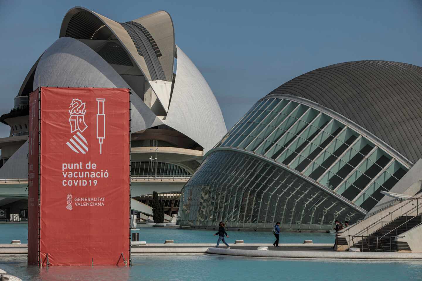 Vista general del punto de vacunación masiva de Valencia situado en la Ciudad de las Artes y las Ciencias.