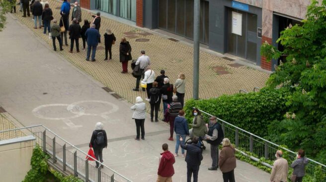 Ciudadanos hacen cola para ser vacunados contra el coronavirus en Barcelona.