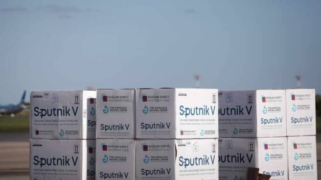Un cargamento de vacunas Sputnik en el aeropuerto de Buenos Aires, en Argentina, uno de los 60 países que han aprobado su uso. Un cargamento de vacunas Sputnik en el aeropuerto de Buenos Aires, en Argentina, uno de los 60 países que han aprobado su uso.