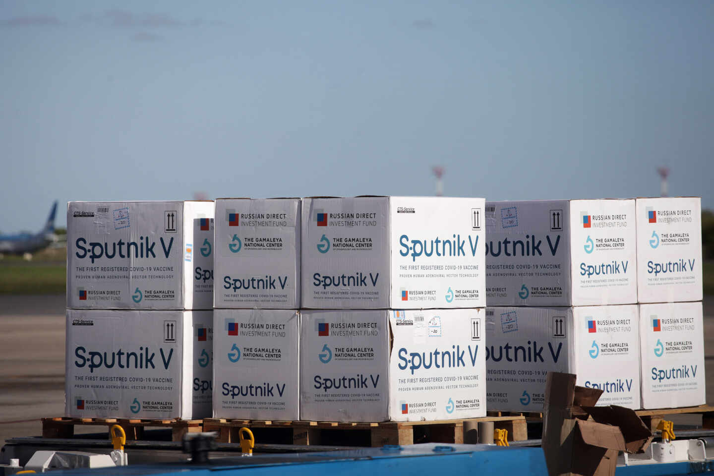 Un cargamento de vacunas Sputnik en el aeropuerto de Buenos Aires, en Argentina, uno de los 60 países que han aprobado su uso.