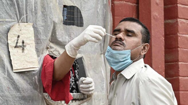 variante-india-b1617 Un sanitario realiza una prueba PCR de detección de coronavirus coronavirus a un individuo en Prayagraj (India).