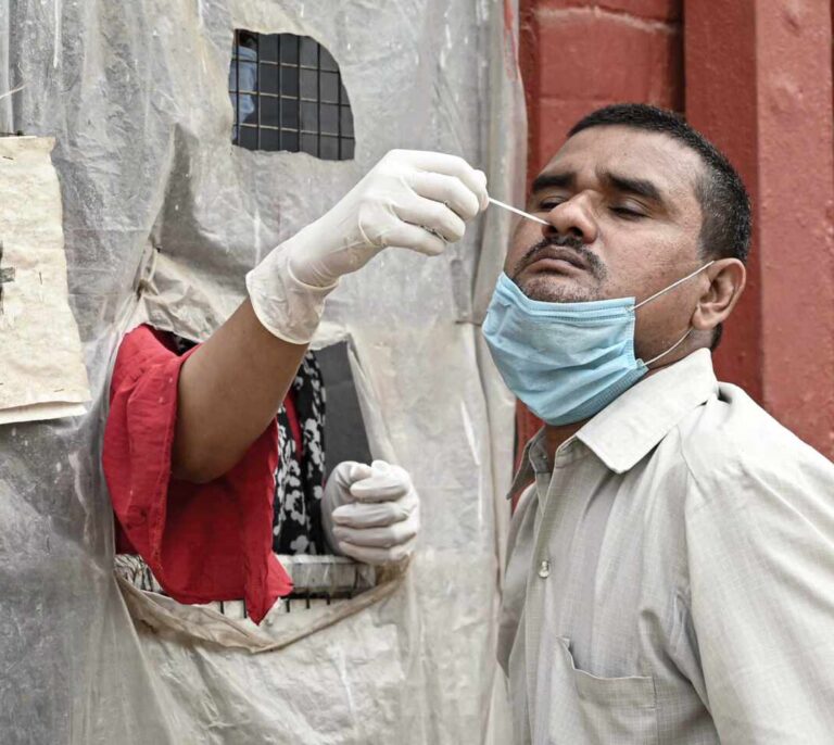 Qué se sabe de la variante india B.1.617 y cómo puede afectar a Europa