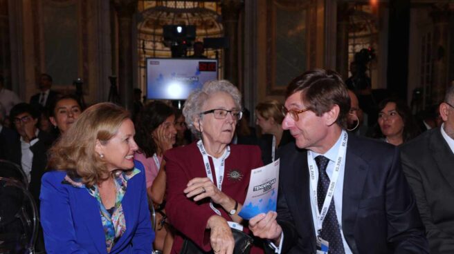 La vicepresidenta de Asuntos Económicos, Nadia Calviño, junto a la ex directora de El País, Soledad Gallego y el actual presidente de CaixaBank, José Ignacio Goirigolzarri.