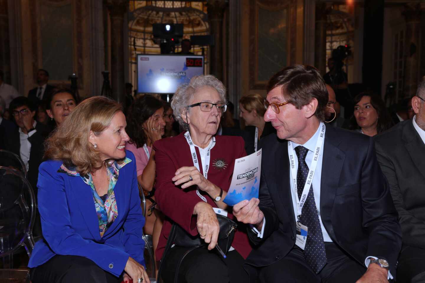 La vicepresidenta de Asuntos Económicos, Nadia Calviño, junto a la ex directora de El País, Soledad Gallego y el actual presidente de CaixaBank, José Ignacio Goirigolzarri.