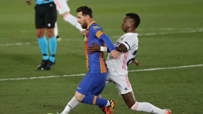 Vinicius le roba una pelota a Leo Messi durante el Real Madrid-Barcelona. Vinicius le roba una pelota a Leo Messi durante el Real Madrid-Barcelona.