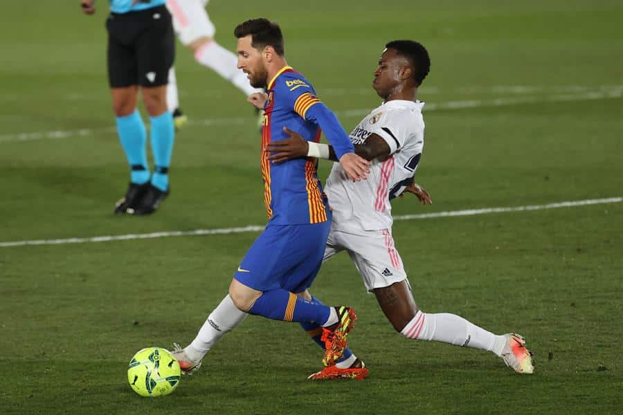 Vinicius le roba una pelota a Leo Messi durante el Real Madrid-Barcelona.