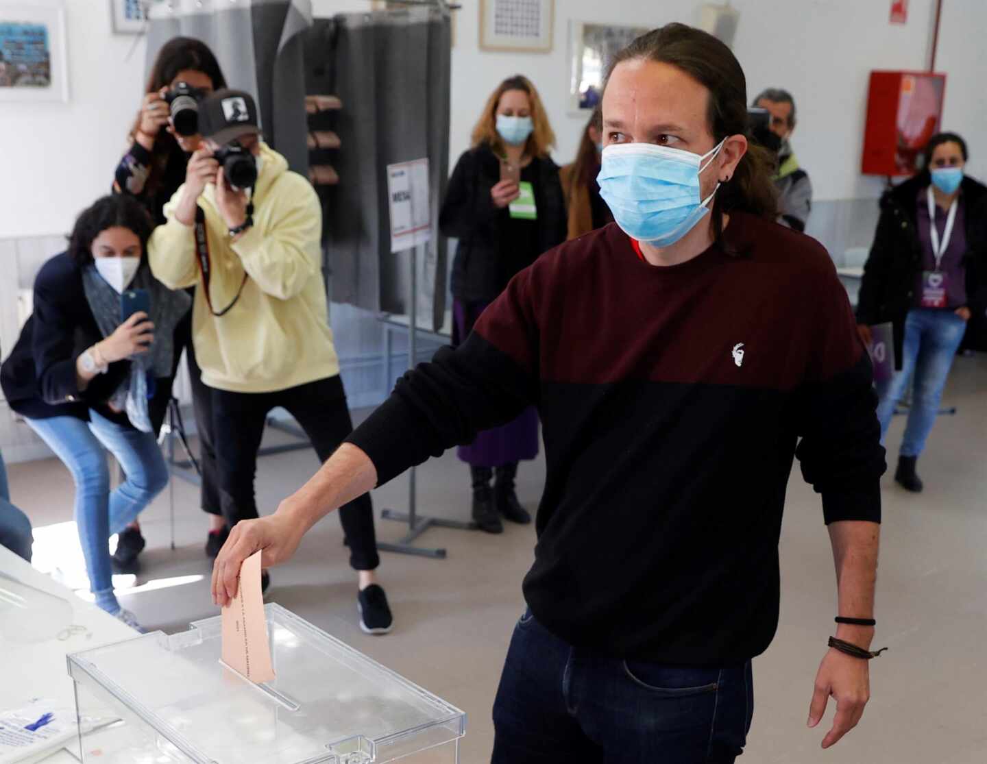 El candidato de Unidas Podemos a la Presidencia de la Comunidad de Madrid, Pablo Iglesias, ejerce su derecho al voto este martes en el Colegio público La Navata de la localidad madrileña de Galapagar.