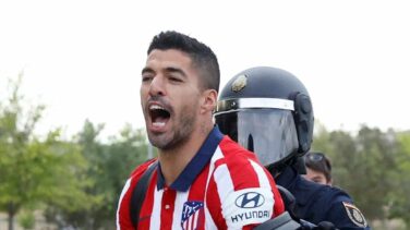 Los jugadores del Atlético de Madrid se saltan el protocolo y celebran el título con los aficionados