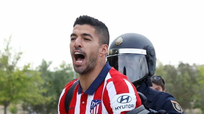 Luis Suárez es agarrado por un policía en el aparcamiento del estadio José Zorrilla