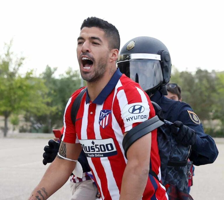 Los jugadores del Atlético de Madrid se saltan el protocolo y celebran el título con los aficionados
