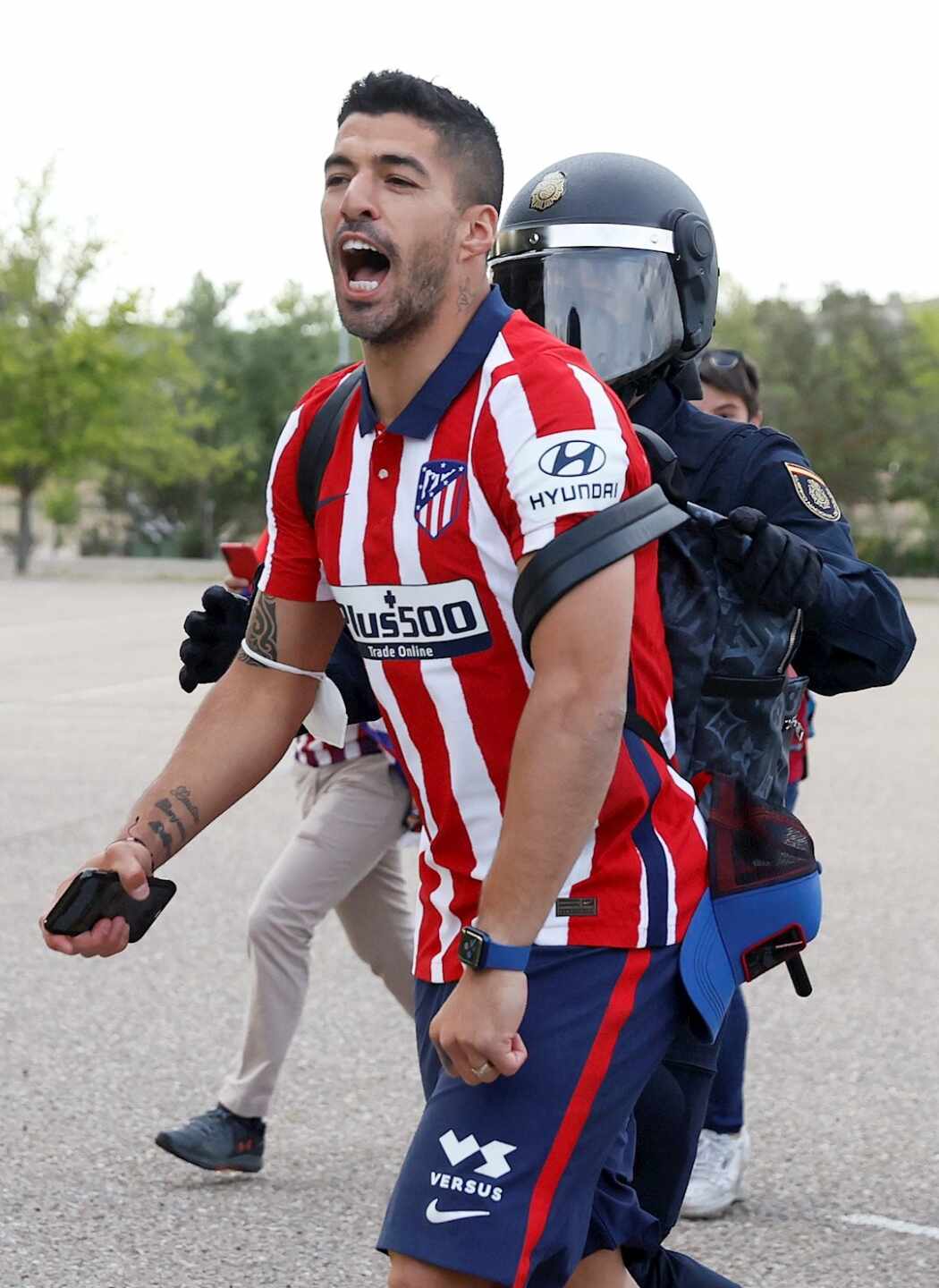 Luis Suárez es agarrado por un policía en el aparcamiento del estadio José Zorrilla