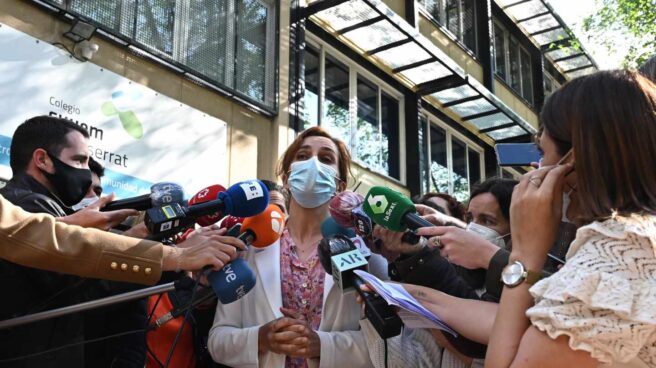 Madrid celebra unas elecciones en pandemia con amplia proyección nacional La candidata de Más Madrid, Mónica García, se dirige a medios a la entrada del Colegio Monserrat