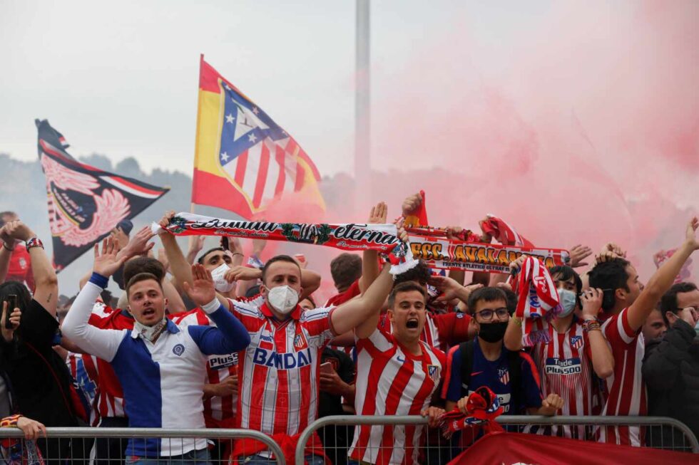 La afición del Atlético de Madrid celebra uno de los goles del equipo en los alrededores del estadio José Zorrilla, donde hoy sábado se enfrentan al Real Valladolid en el último partido de LaLiga Santander.